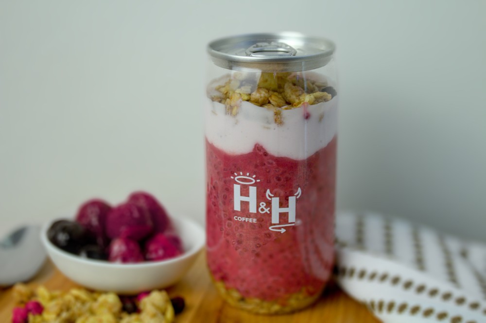 Ягідний чіа пудинг з гранолою