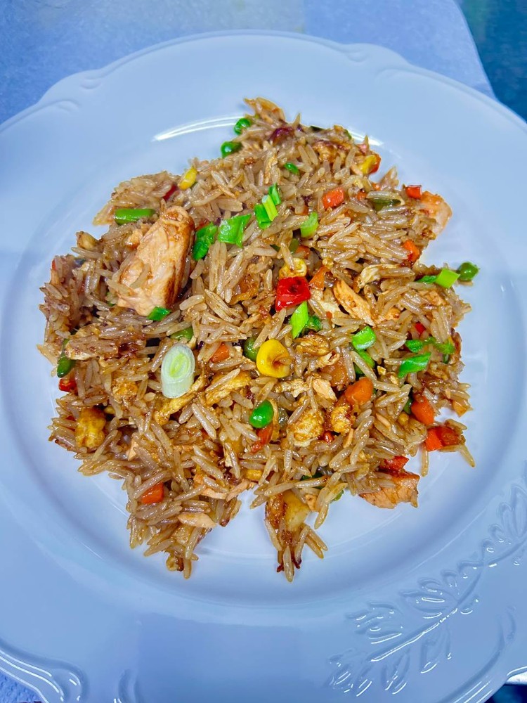 Рис з лососем, овочами і устричним соусом