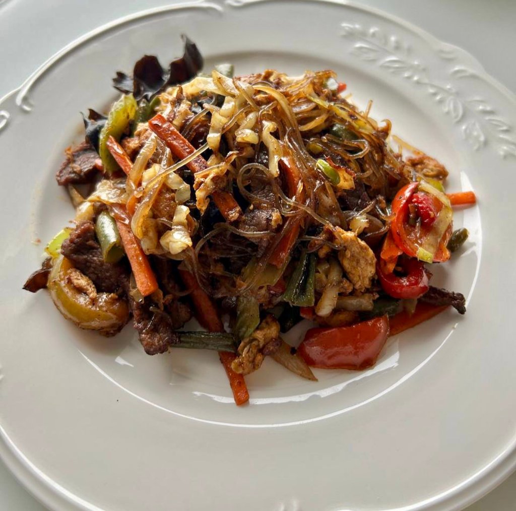Локшина скляна з куркою і овочами