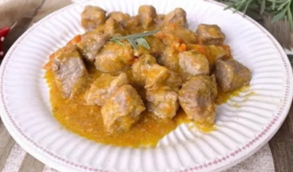 Тушкована свинина в соусі солодкий чілі