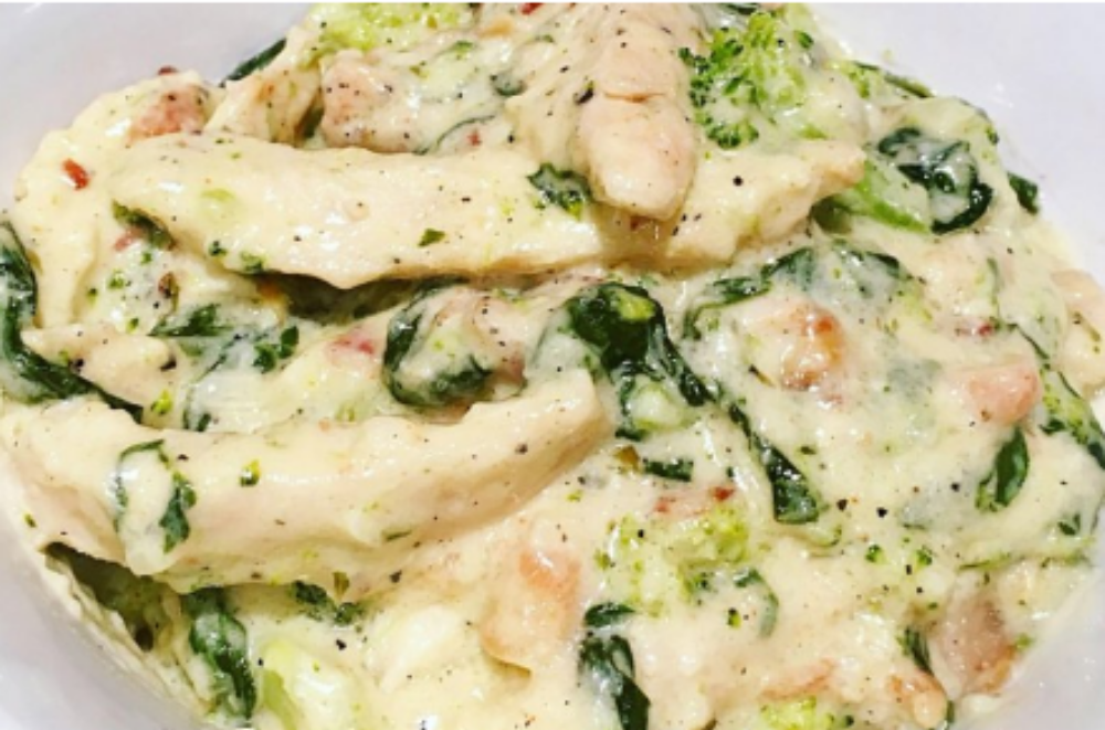 Запечене куряче філе зі шпинатним соусом