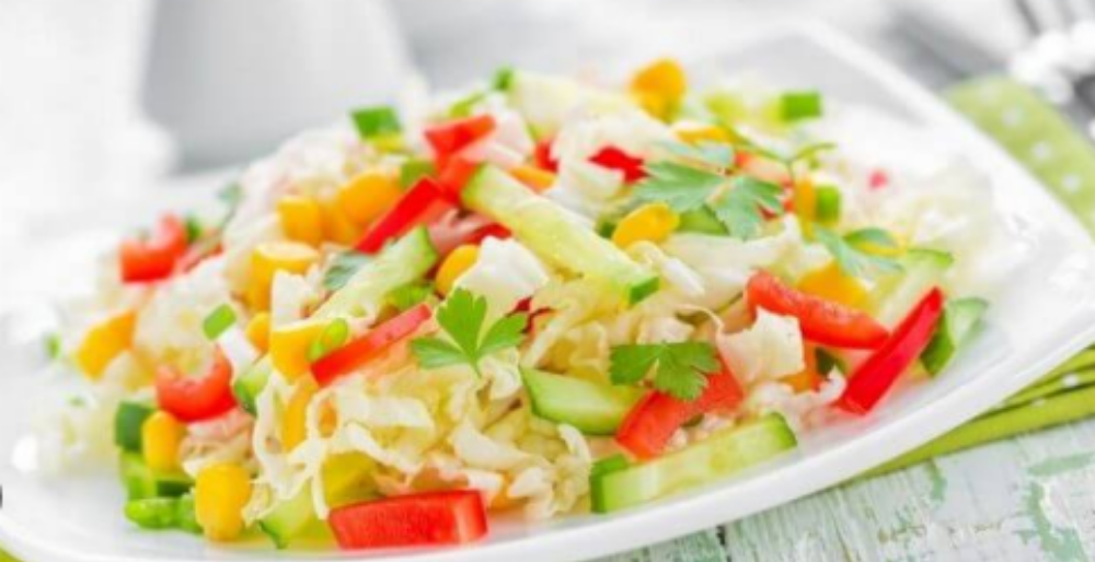 Салат з пекінської капусти, болгарського перцю та кукурудзи