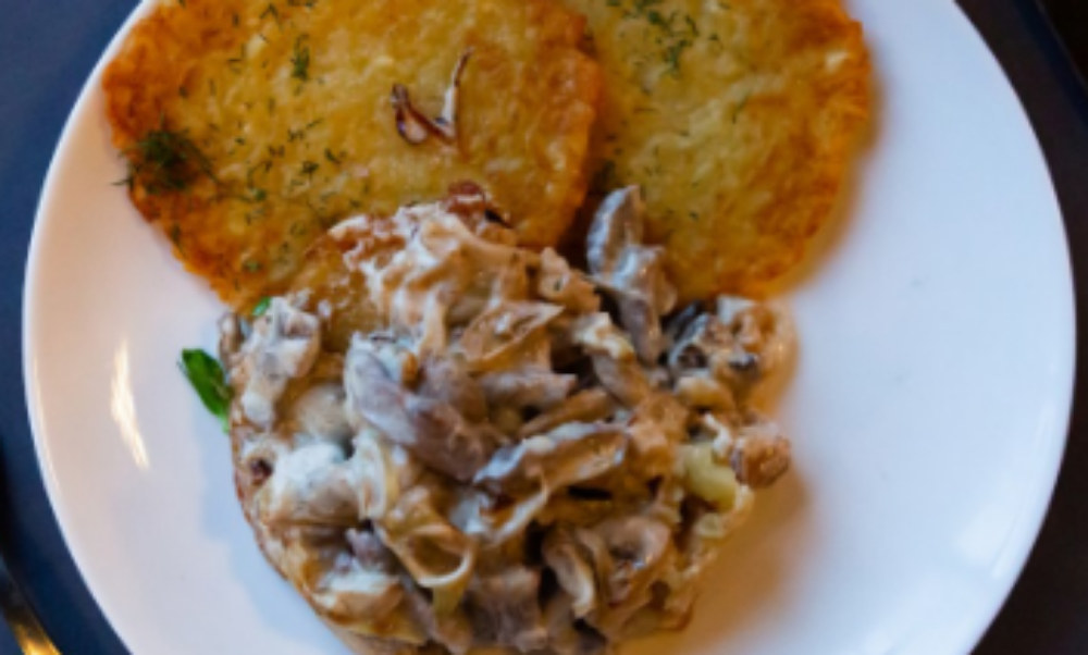 Деруни з вершково-грибним соусом