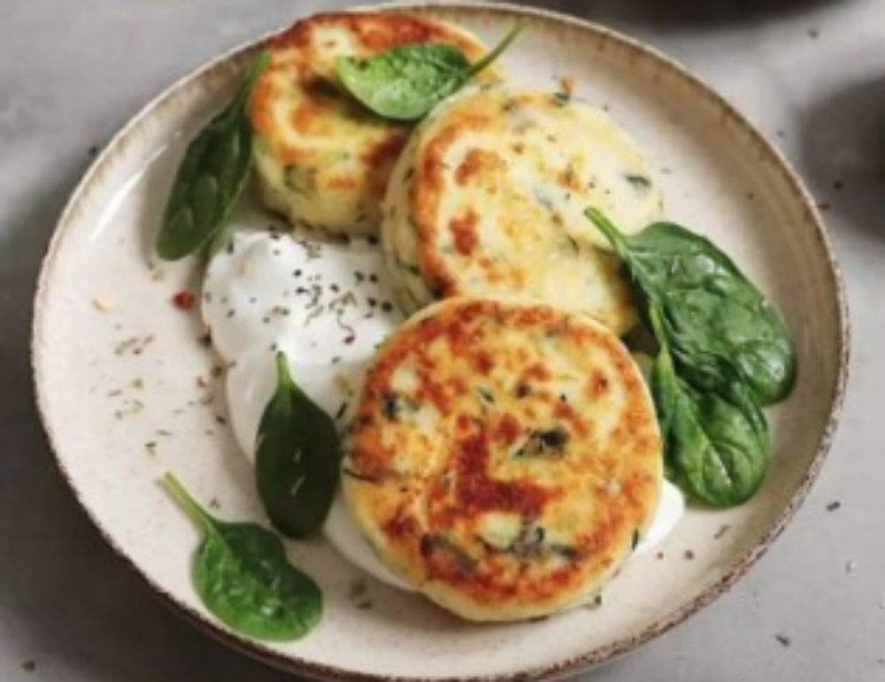 Сирники солоні з зеленню та сметаною