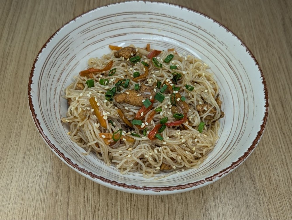 Фунчоза з куркою та овочами