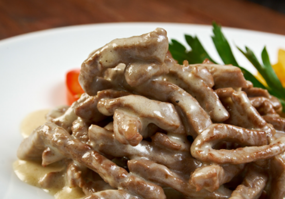 Бефстроганов з яловичини з солоним огірком