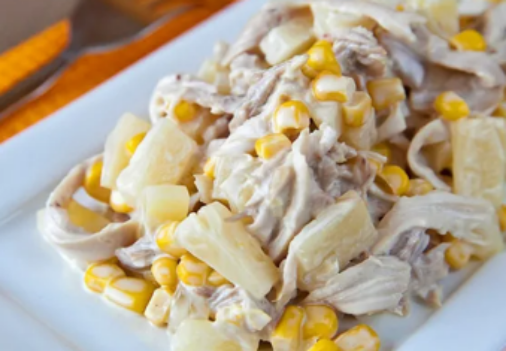 Салат з ананасом, куркою, маринованими грибами та кукурудзою
