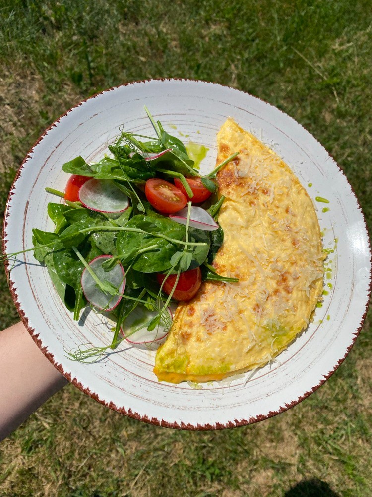 Сирний омлет з салатом та ковбаскою
