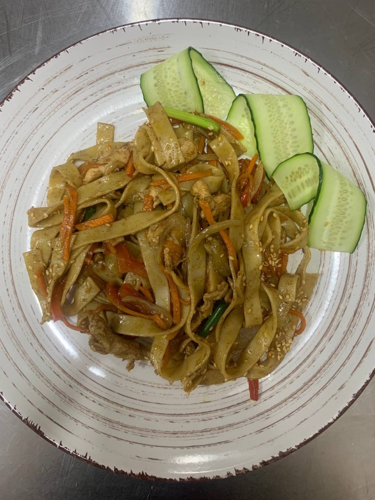 Фунчоза з куркою та овочами 