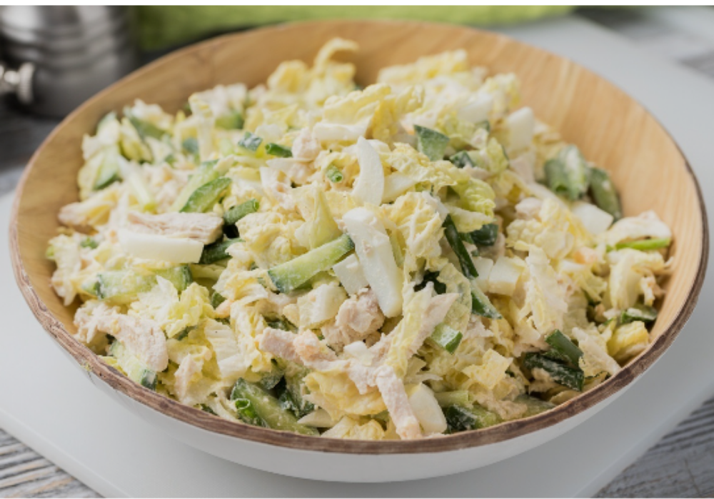 Салат з пекінської капусти, ананаса, яйця, огірка та кукур