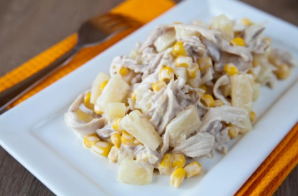 Салат з куркою, сиром, ананасом, яйцем та кукурудзою