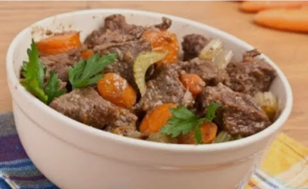 Яловичина тушкована з овочами