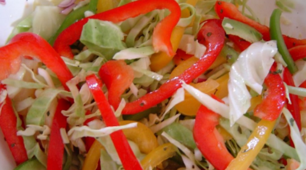 Салат з пекінської капусти, томата, болгарського перцю та кукурудзи