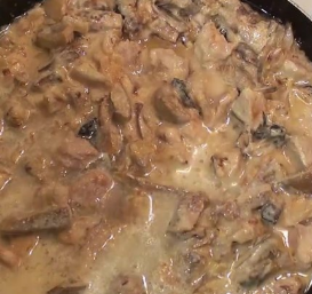 Свинина з грибами в вершковому соусі