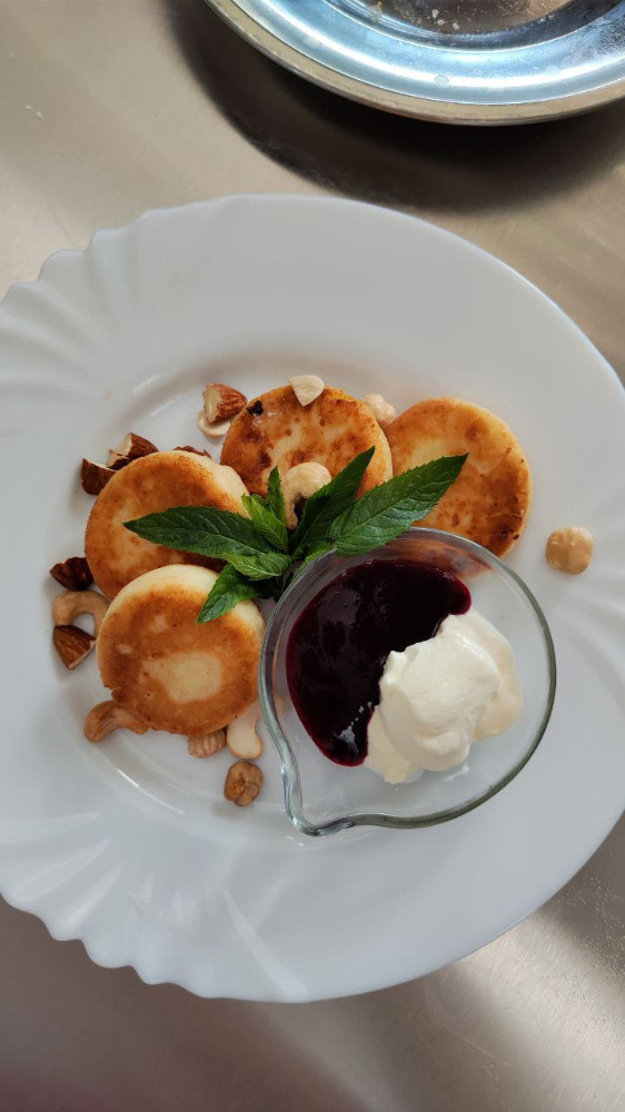Солодкі сирники з горішками та джемом