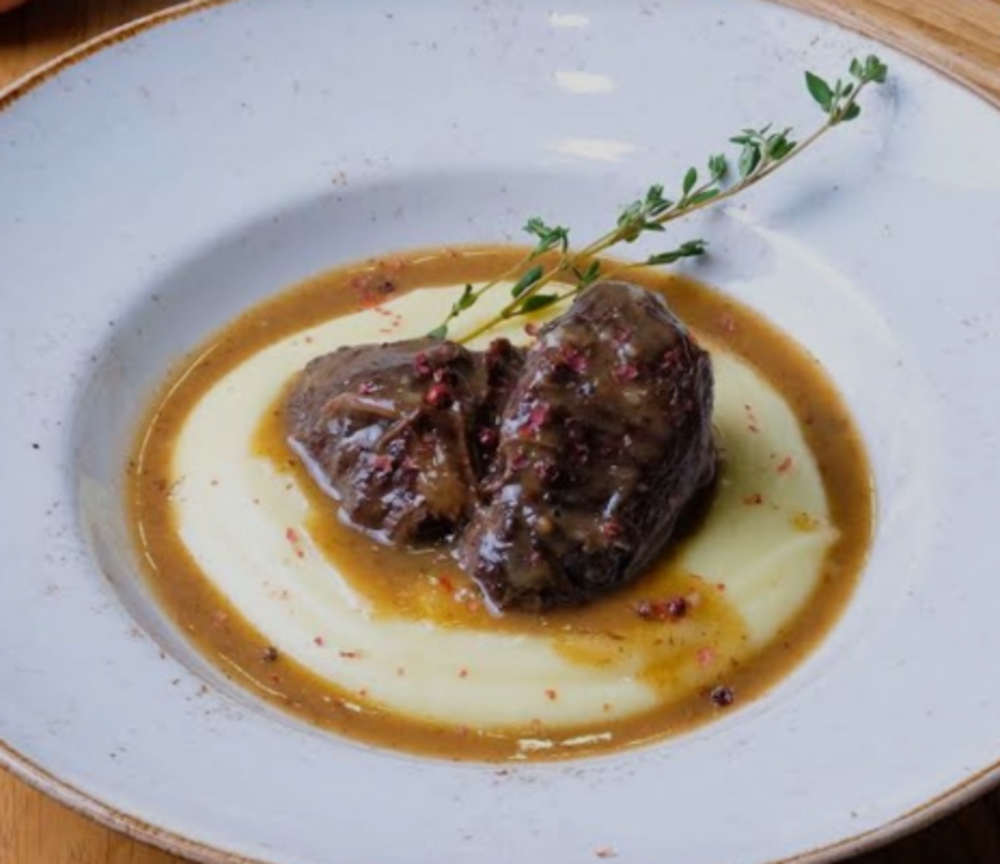 Щічка з картопляним пюре та соусом 450 г