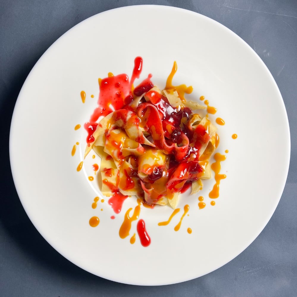 Млинці з вишнею та солоною карамеллю