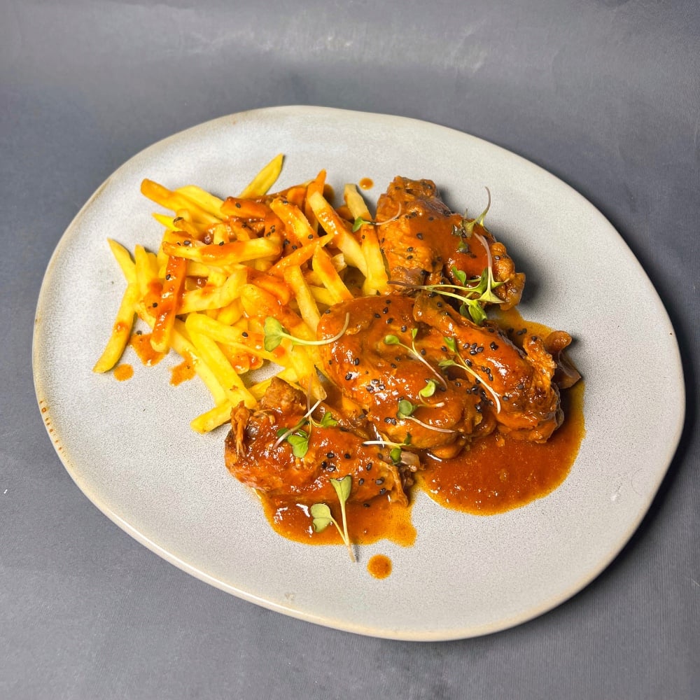 Томлені курячі крильця у соусі