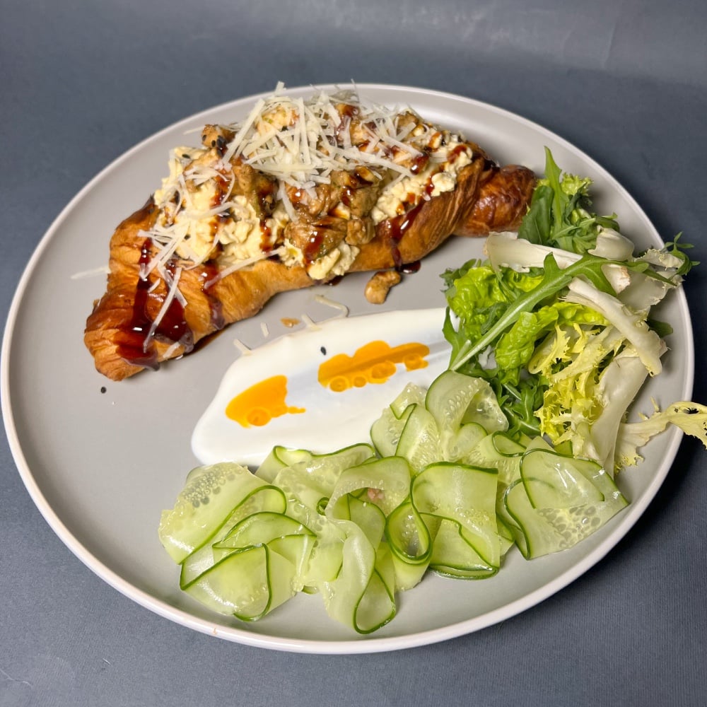 Скрембл з круасаном та куркою