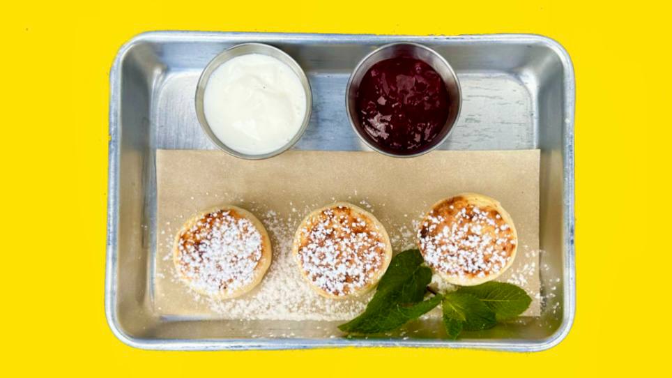 Сирники зі сметаною та брусничним соусом