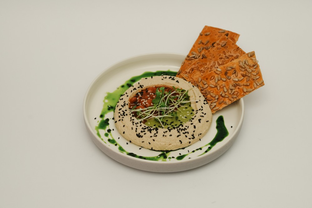 Hummus with green tahini sauce