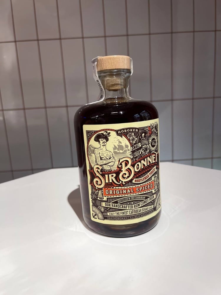 Алкогольний напій на основі рому "Sir Bonnet" Spiced Rum 37,5%, 50 мл