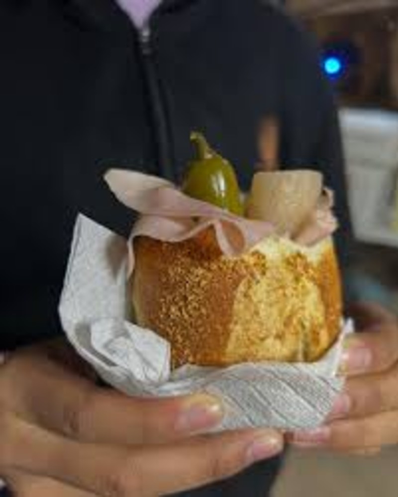 Bolillo preparado con queso de puerco