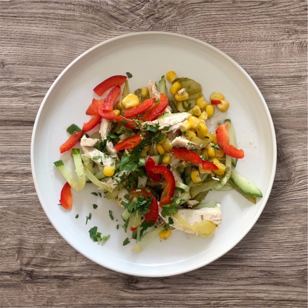 Салат з запеченою куркою та овочами