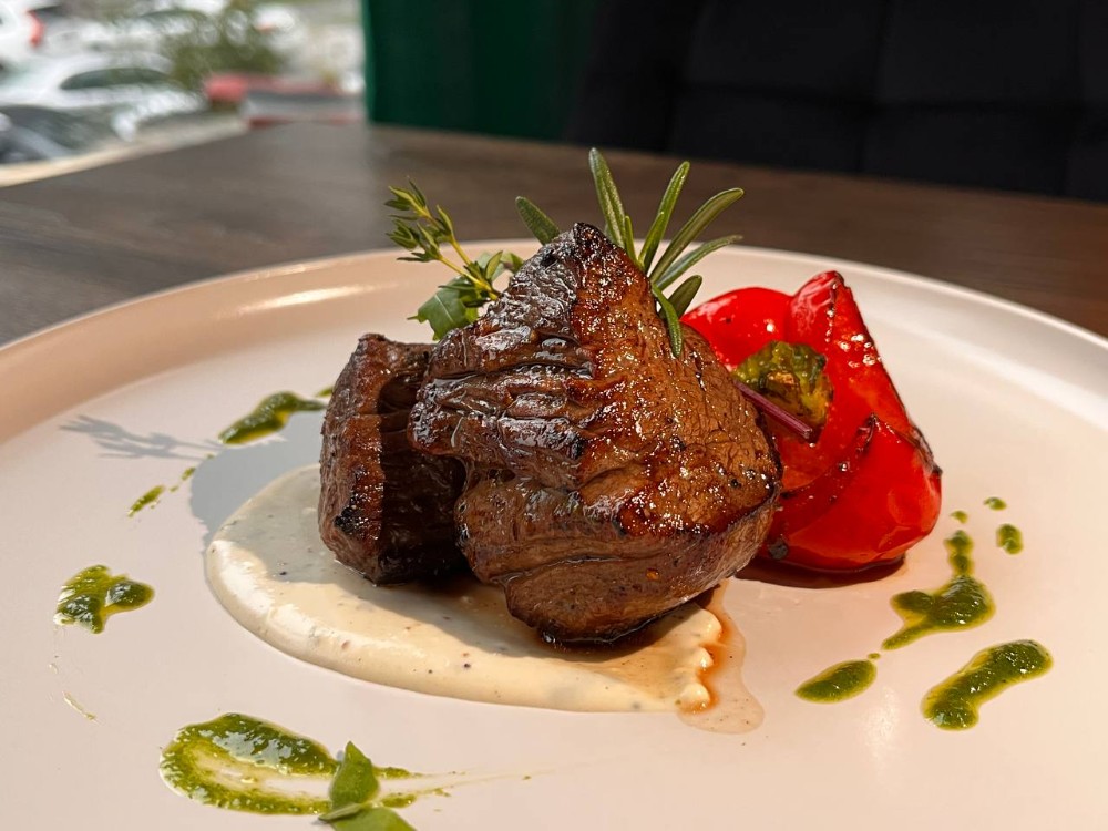 Філе телятини з соусом Blue Cheese 100/50/50 г