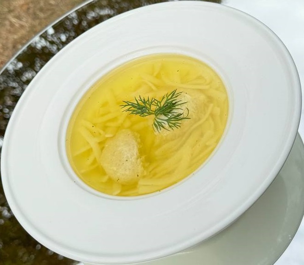 Бульйон з локшиною та курячими болами
