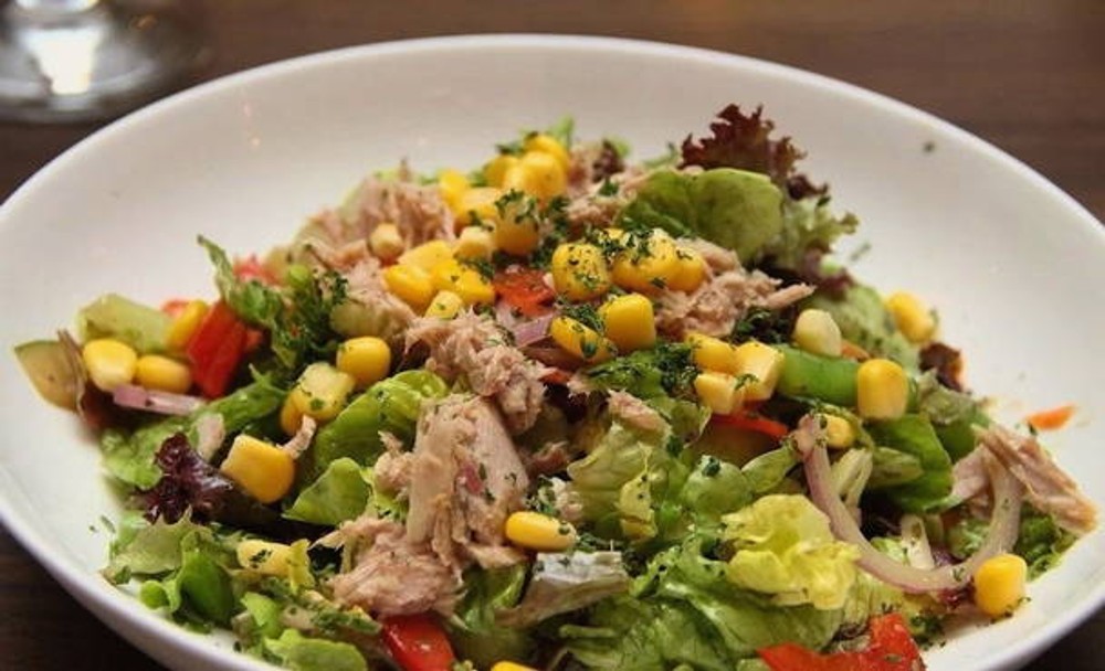 Salad with tuna