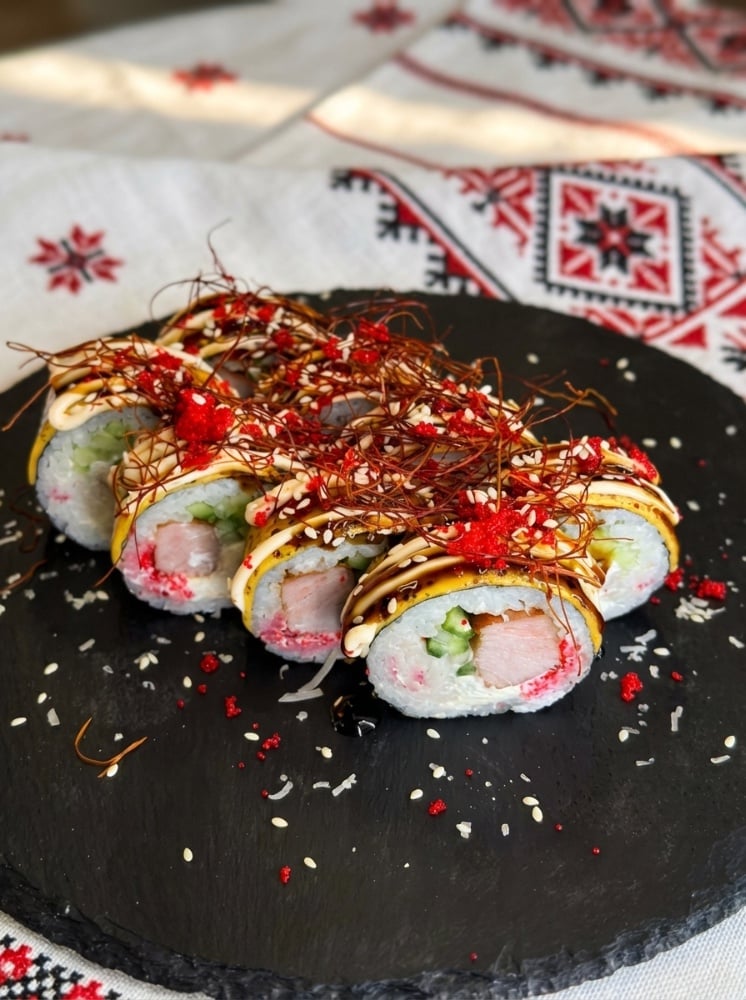 Рол Вишиванка