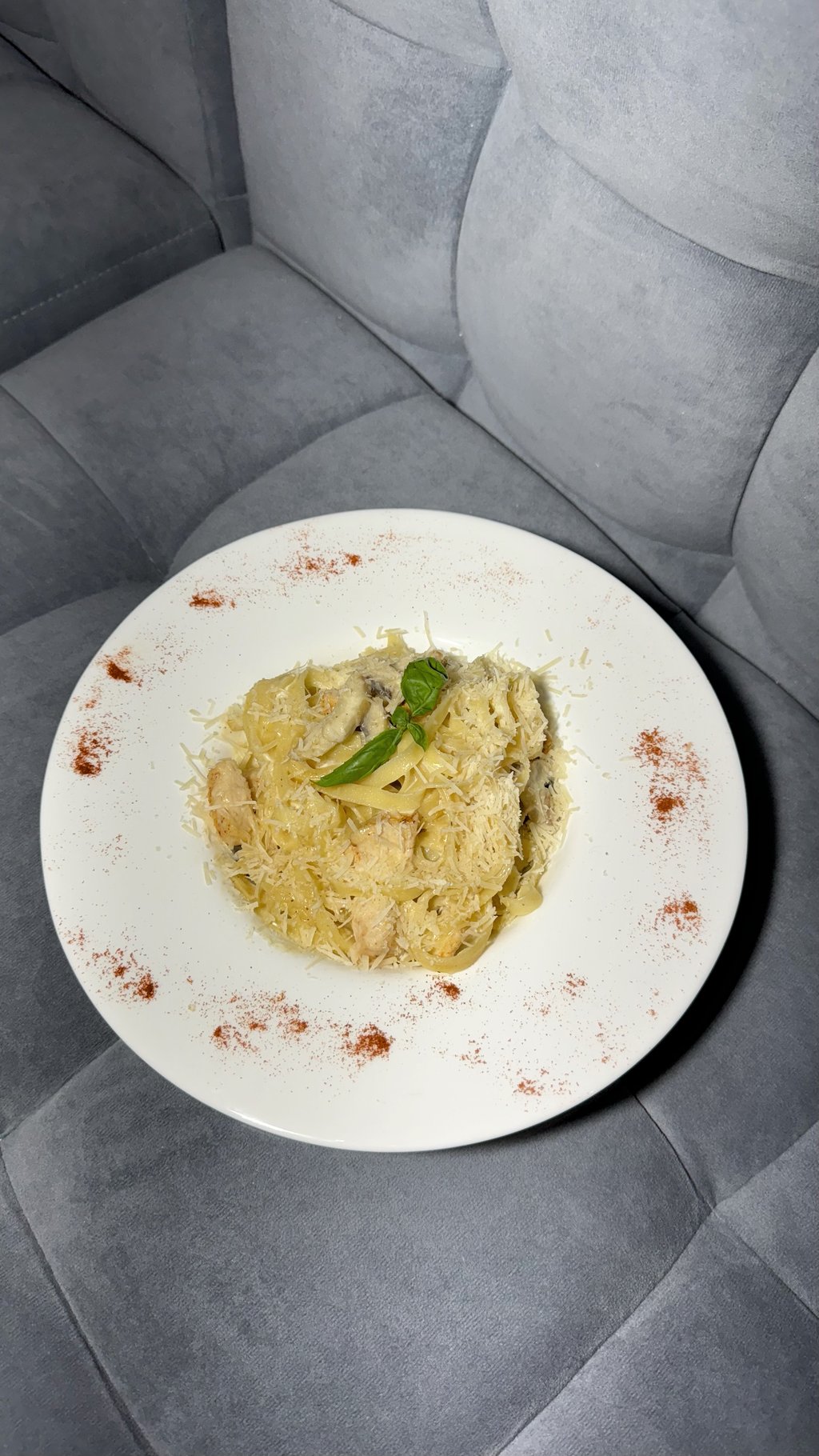 Паста з куркою та грибами