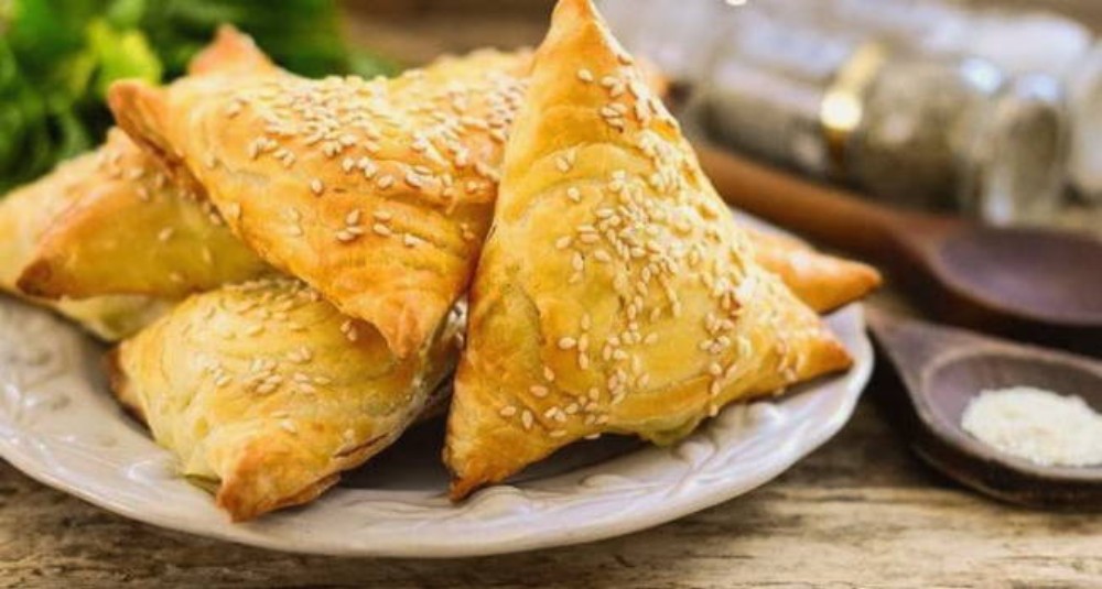 Трикутник філо з куркою та соусом бешамель