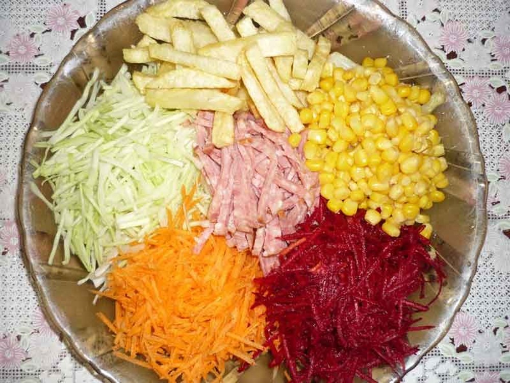 Салат Пікантний 200 г(морква,буряк,капуста біла,цибуля,зелений горошок,мясо курки,картопля фрі,часник,часниковий соус,спеції)