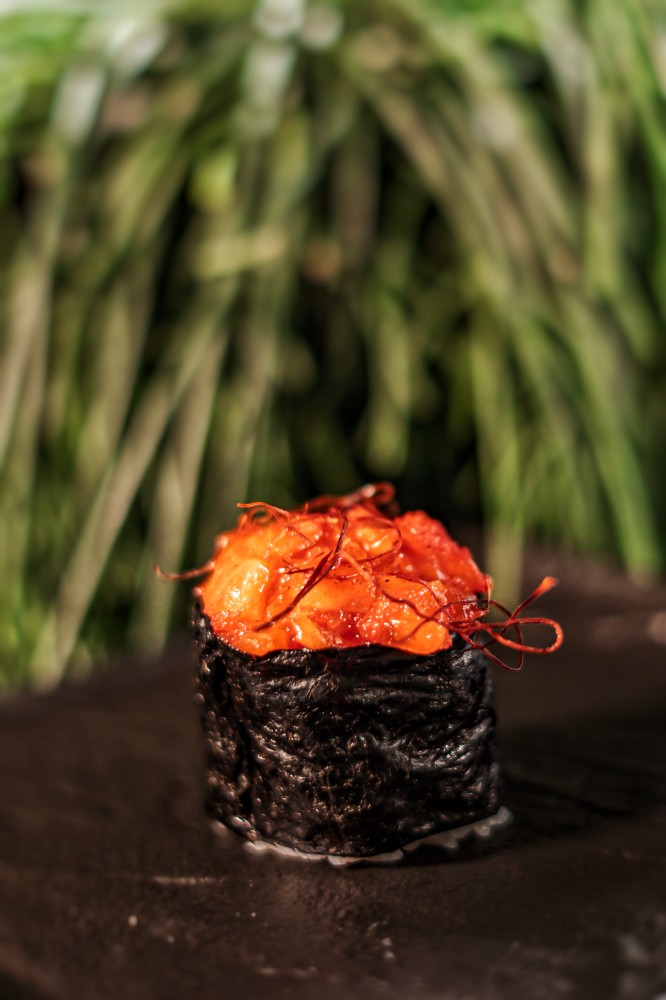 Гункан з лососем, порц.