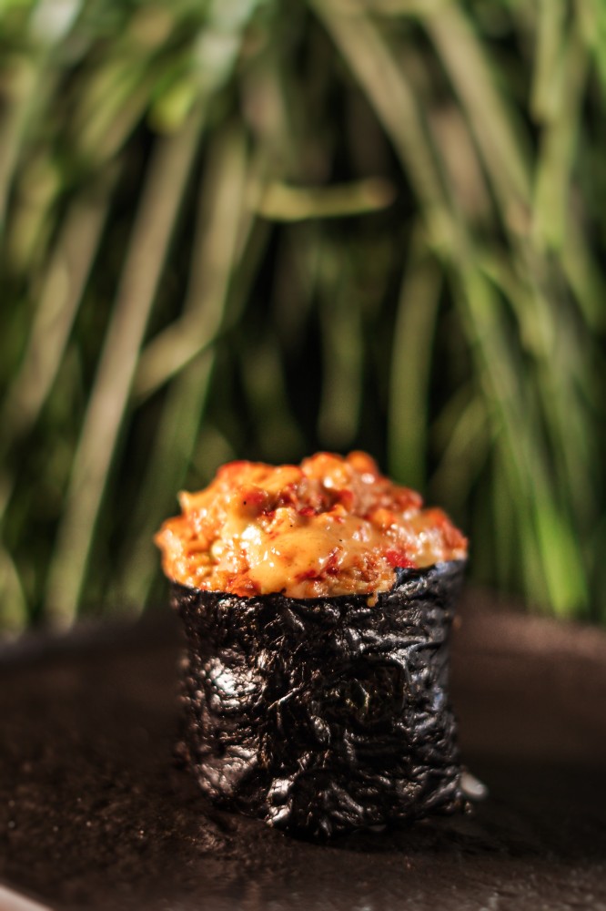 Гункан з лососем унагі, порц.