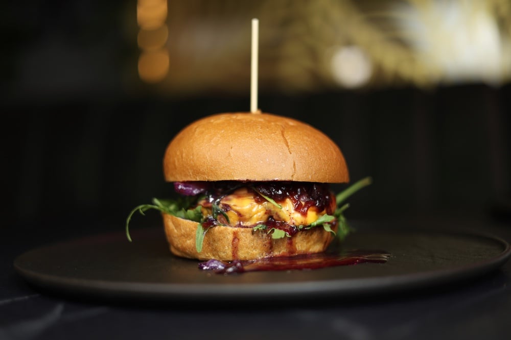 Бургер з карамелізованою грушею та дорблю
