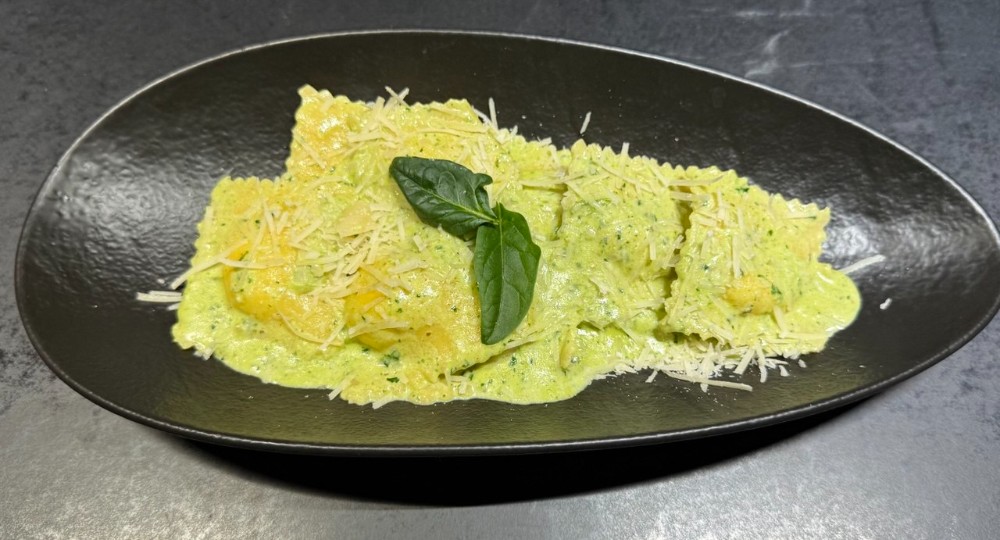 Равіолі з лососем в шпинатному соусі, порц.