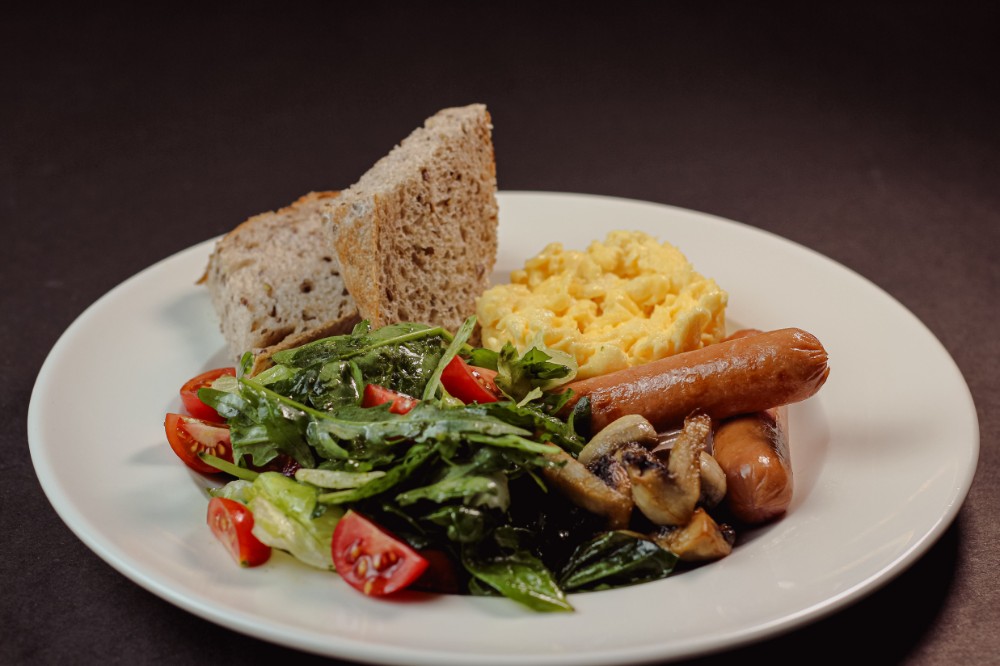 скрамбл з сосисками, порц. акційн. на виніс