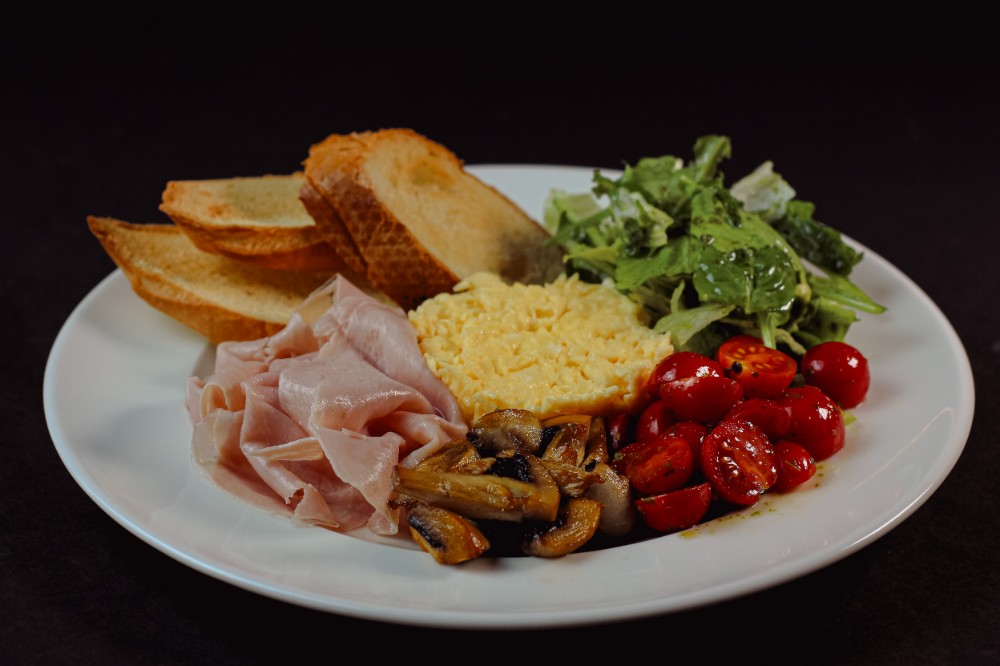 скрамбл з шинкою, порц. акційн.в закладі