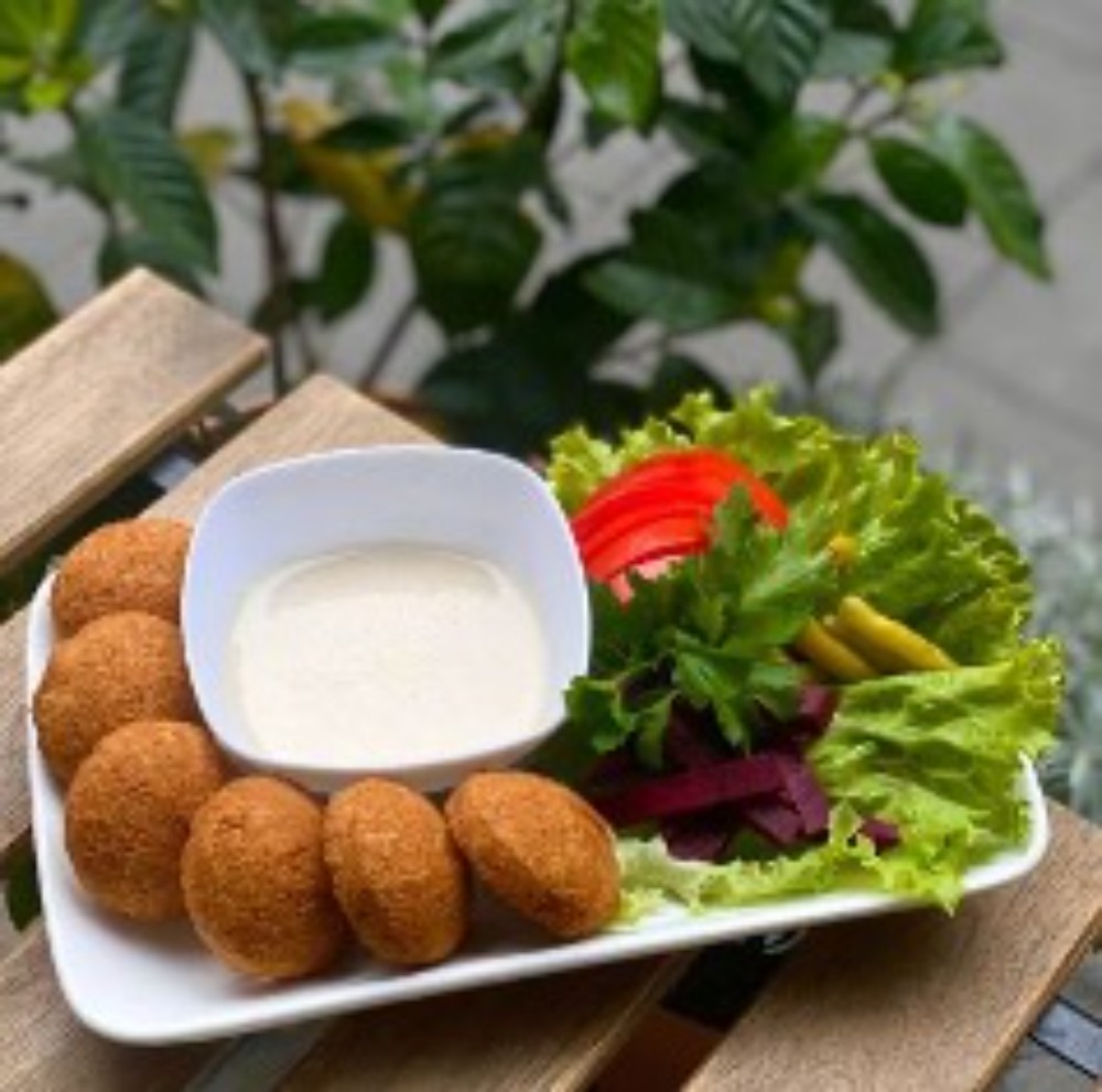 Falafel with hummus garnish / ფალაფელი ჰუმუსის გარნირი