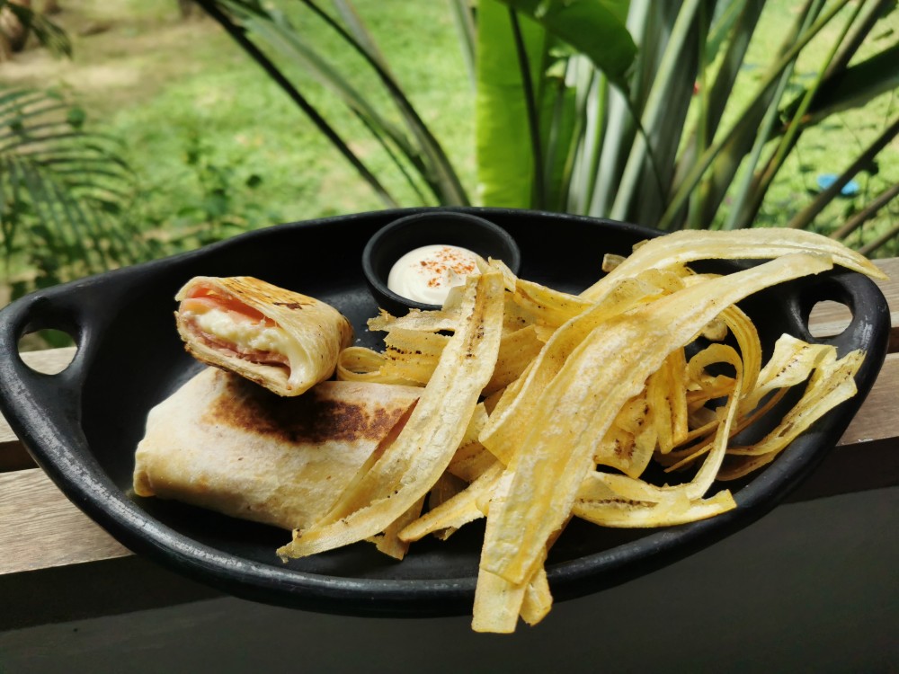 Wrap de Jamon y Queso con chips de platano