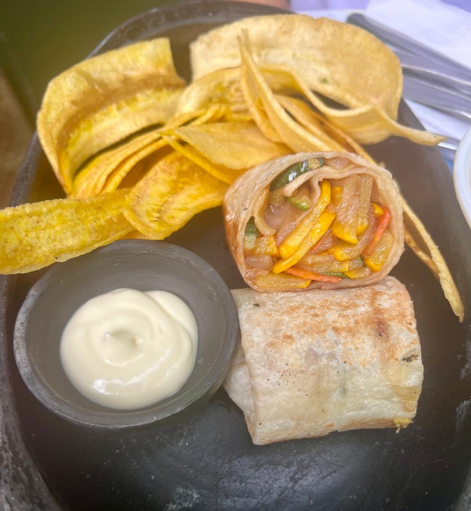 Wrap de vegetales con chips de platano