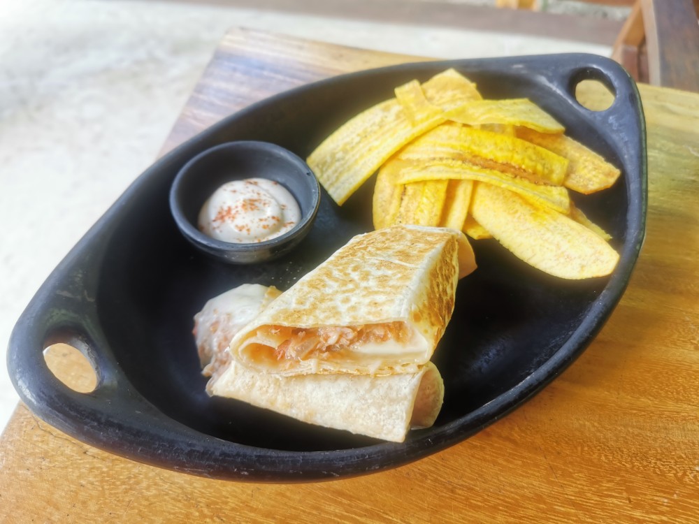 Wrap de atún con chips de platano