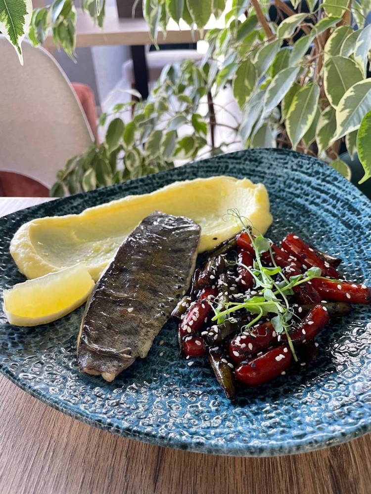 Форель з лимонним дресінгом на ніжному картопляному пюре з овочевим дуетом