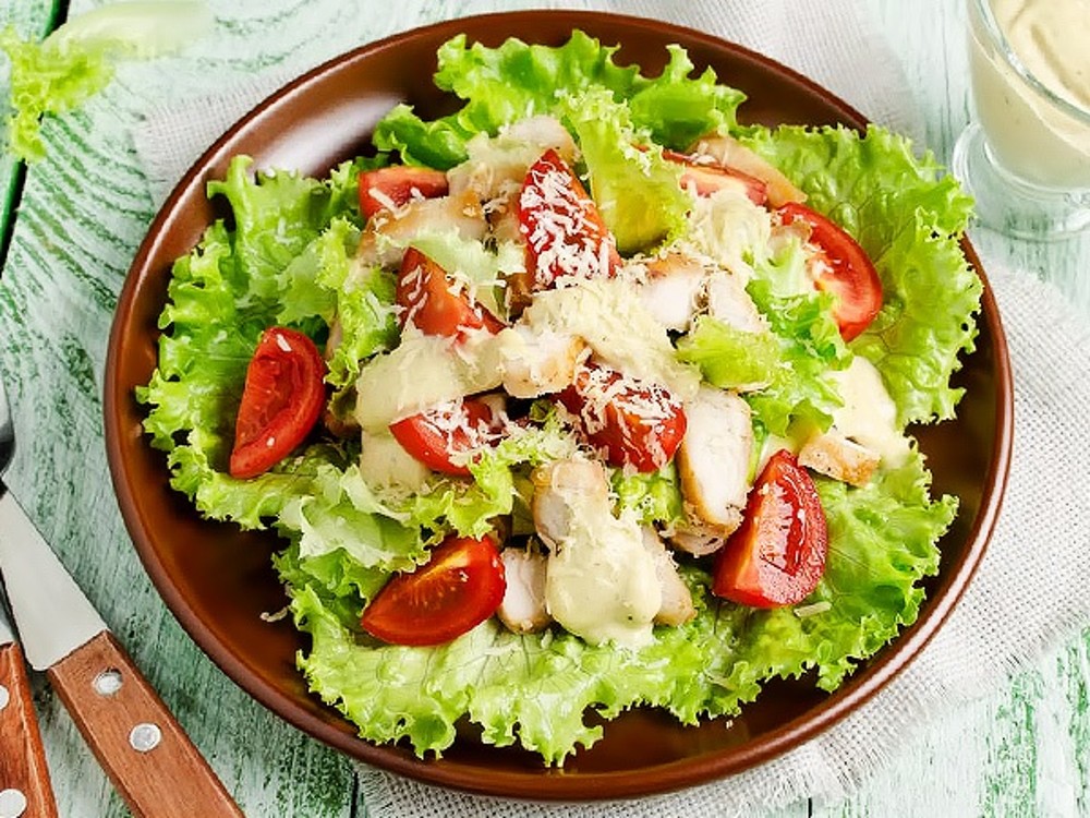 Салат з копченою куркою 300г