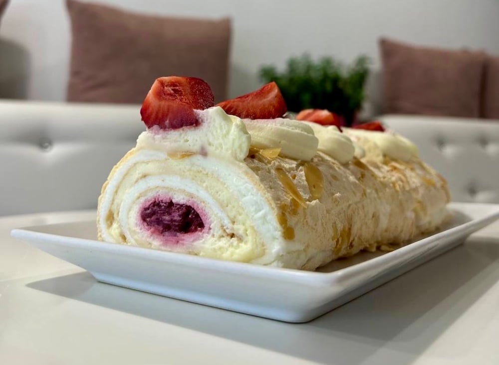 Меренговий рулет з конфі