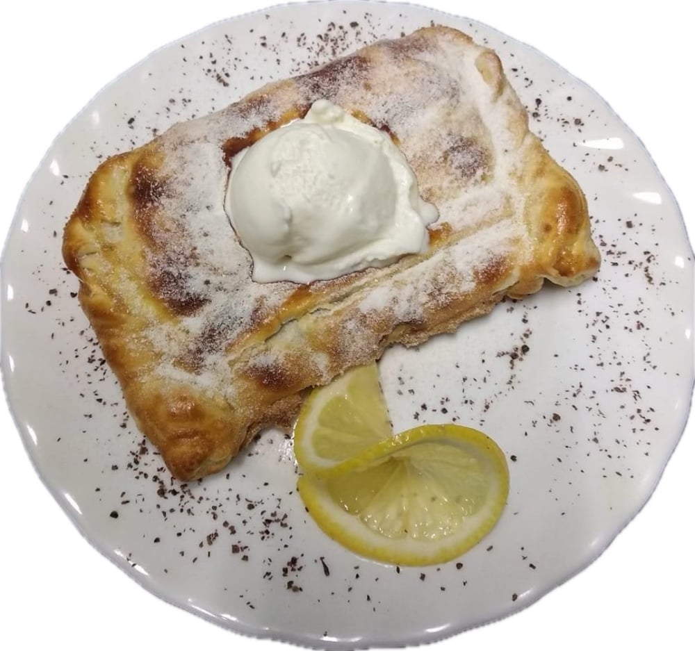 Штрудель з яблуками та морозивом