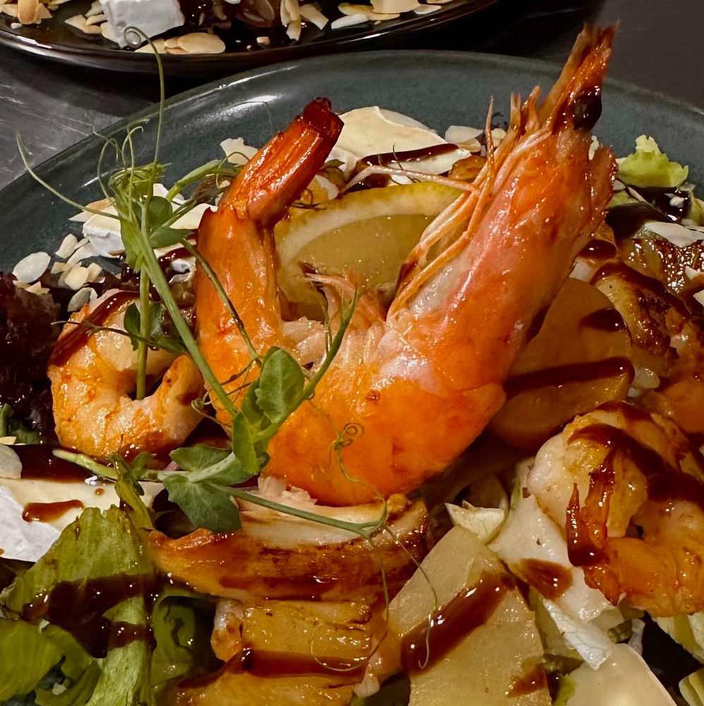 Салат Цезарь авторський (з морепродуктами)